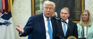US-Präsident Donald Trump im Weißen Haus bei der feierlichen Vereidigung von Paul Atkins als Leiter der Börsenaufsichtsbehörde SEC.