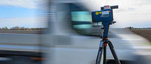 09.04.2025, Brandenburg, Rathstock: Ein Lasermessgerät der Polizei zur Geschwindigkeitsüberwachung steht an einer Bundesstraße. Am heutigen Tag will die Polizei 24 Stunden lang verstärkt Raser aus dem Verkehr ziehen. Es würden vermehrt Geschwindigkeitskontrollen in ganz Brandenburg durchgeführt werden, sagte eine Sprecherin der Polizei. Die Mittwochsaktion ist Teil der sogenannten «Speedweek» - einem einwöchigen Blitzermarathon. Der Schwerpunkt der Kontrollen liege heute auf Alleen außerhalb geschlossener Ortschaften. Foto: Patrick Pleul/dpa +++ dpa-Bildfunk +++