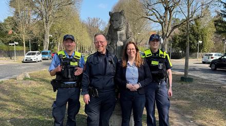 Bezirksstadträtin Julia Schrod-Thiel (CDU, 2. v.r) mit dem Kontaktmitarbeiter des Ordnungsamtes (2. v. l.) und Beamten der Polizei Berlin des Abschnitts 12.