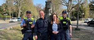 Bezirksstadträtin Julia Schrod-Thiel (CDU, 2. v.r) mit dem Kontaktmitarbeiter des Ordnungsamtes (2. v. l.) und Beamten der Polizei Berlin des Abschnitts 12.