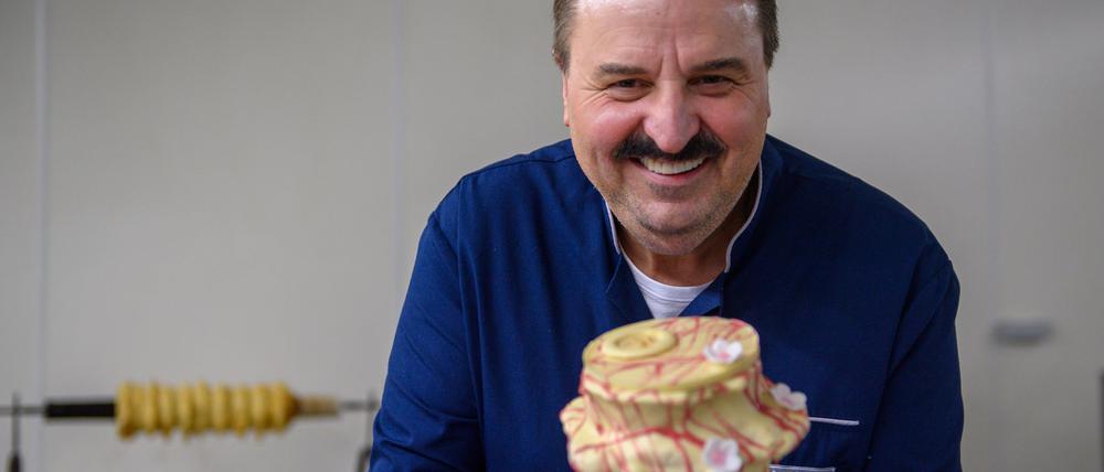 Als Starkoch braucht Johann Lafer öfter Handschuhe, seine Leidenschaft gilt gut gepflegten Schuhen.