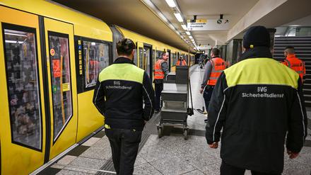 Die gemeinsamen Reinigungs- und Sicherheitsstreifen bei der BVG sind jetzt dauerhaft im Einsatz. (Archivbild)