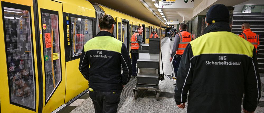 Die gemeinsamen Reinigungs- und Sicherheitsstreifen bei der BVG sind jetzt dauerhaft im Einsatz. (Archivbild)