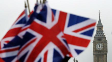 Britische Flaggen wehen in der Nähe des berühmten Uhrturms Big Ben. 