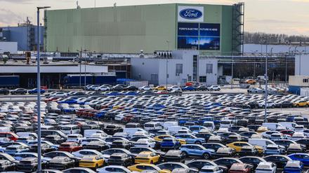 Da stehen sie, die neuen Elektroautos von Ford. Doch die Nachfrage nach ihnen ist schwach.