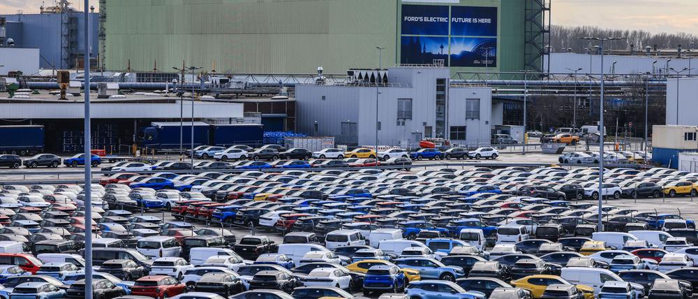 Da stehen sie, die neuen Elektroautos von Ford. Doch die Nachfrage nach ihnen ist schwach.