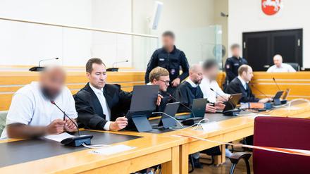 Der Staatsanwalt soll eine Kokain-Bande vor einer Razzia gewarnt haben. Ein weiterer Mann ist wegen Beihilfe angeklagt.