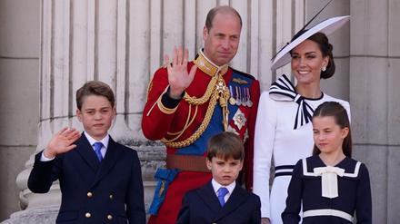 Schon sieben Jahre alt: Prinz Louis (M.) ist das jüngste Kind von William und Kate. (Archivbild)