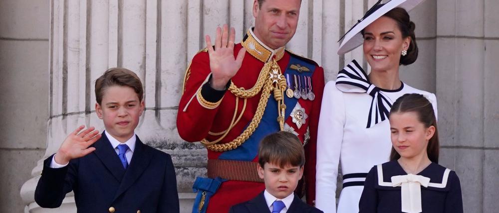 Schon sieben Jahre alt: Prinz Louis (M.) ist das jüngste Kind von William und Kate. (Archivbild)