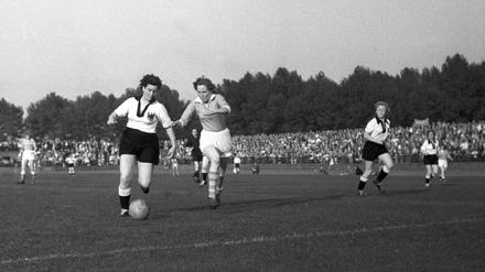 Von 1955 bis 1970 verbot der DFB Frauen das Fußballspielen.
