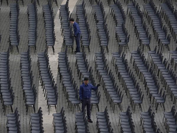 Arbeiter justieren Stühle während der Vorbereitungen auf dem Petersplatz vor der Ankunft des Leichnams von Papst Franziskus, der drei Tage lang im Petersdom aufgebahrt sein wird. +++ dpa-Bildfunk +++