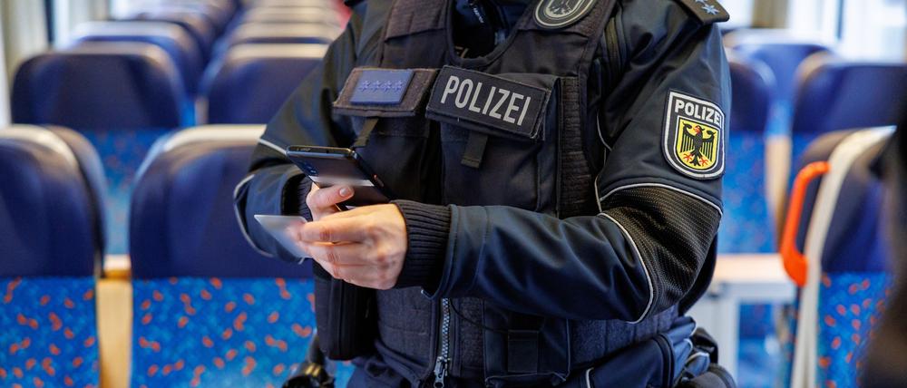 Die Bundespolizei kontrolliert die Papiere eines Reisenden in einem Zug aus Prag in Richtung München (Symbolbild).