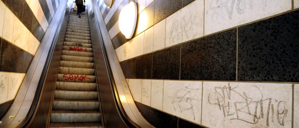 Auch die U-Bahnhöfe werden in Berlin oftmals beschmiert. Hier am Mendelssohn-Bartholdy-Park. (Symbolbild)
