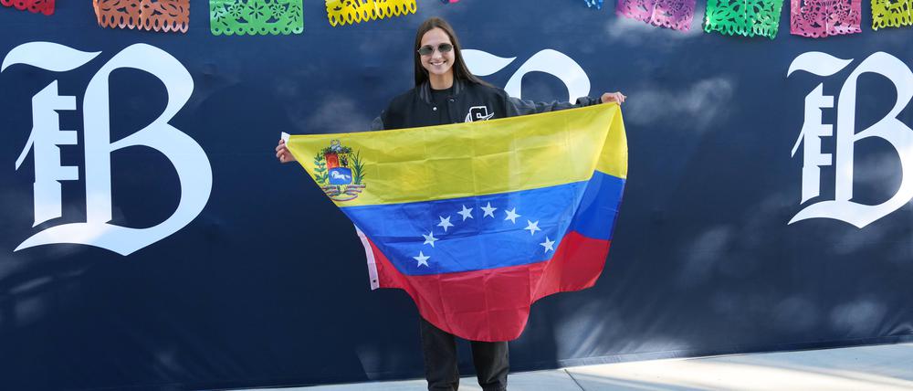 Deyna Castellanos mit der Flagge Venezuelas.