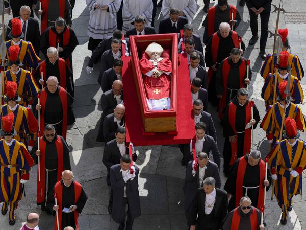 Italy, Rome, Vatican, 2025/4/23 Pope Francis coffin is transferred to St Peter s Basilica for three days of lying in state, in Vatican City, Photograph by ALESSIA GIULIANI/ Catholic Press Photo RESTRICTED TO EDITORIAL USE - NO MARKETING - NO ADVERTISING CAMPAIGNS. Photograph by Vatican Media / Catholic Press Photo RESTRICTED TO EDITORIAL USE - NO MARKETING - NO ADVERTISING CAMPAIGNS PUBLICATIONxNOTxINxITA Copyright: x VaticanxMedia/CPPx/xipa-agency.netx/x VaticanxMedia/CPPx IPA_Agency_IPA56800783