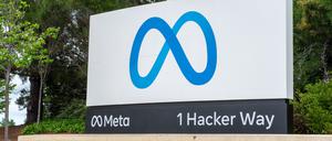 ARCHIV - 08.05.2023, USA, Menlo Park: Das Logo des Facebook-Konzerns Meta ist in der Nähe der Konzernzentrale zu sehen. (zu dpa: «EU-Kommission: 700 Millionen Strafe gegen Apple und Meta») Foto: Andrej Sokolow/dpa +++ dpa-Bildfunk +++