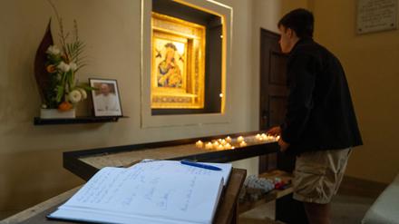 In der katholischen Kirche St. Peter und Paul in Potsdam liegt ein Kondolenzbuch für Papst Franziskus aus.