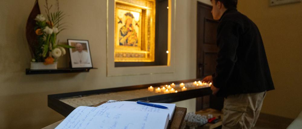 In der katholischen Kirche St. Peter und Paul in Potsdam liegt ein Kondolenzbuch für Papst Franziskus aus.