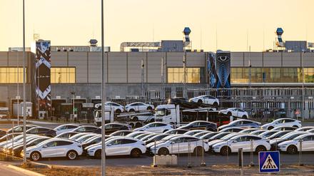 Der Elektroautobauer Tesla hat das vergangene Quartal mit Umsatz- und Gewinnrückgang abgeschlossen - einzelne Zahlen für Fabriken wie die Gigafactory in Grünheide bei Berlin gibt es nicht (Archivbild).