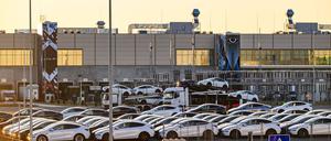 Der Elektroautobauer Tesla hat das vergangene Quartal mit Umsatz- und Gewinnrückgang abgeschlossen - einzelne Zahlen für Fabriken wie die Gigafactory in Grünheide bei Berlin gibt es nicht (Archivbild).