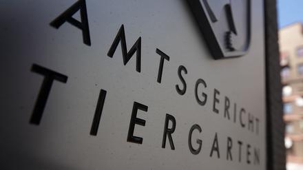 Ein 24-Jähriger soll Schleusern geholfen und in Berlin einen Transporter angemietet haben. Die Fahrt mit 27 Menschen auf der Ladefläche scheiterte laut Ermittlungen in der Slowakei. (Symbolbild) 