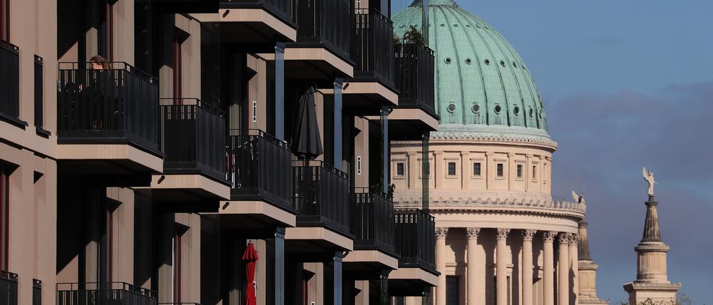 Blick vorbei an Neubauwohnungen zur Nikolaikirche in Potsdam
