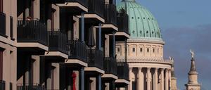 Blick vorbei an Neubauwohnungen zur Nikolaikirche in Potsdam