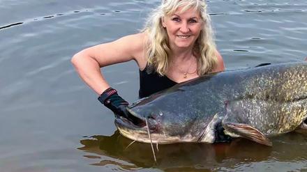 2,13 Meter lang und 52 Kilogramm schwer - dieser Wels macht Christine Hein aus Ketzin im Havelland zur Anglerkönigin von Brandenburg 2024. 
