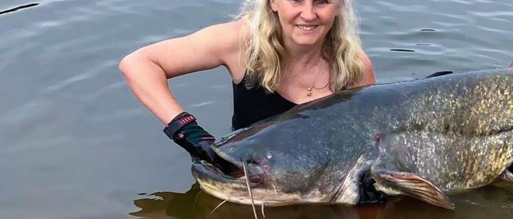 2,13 Meter lang und 52 Kilogramm schwer - dieser Wels macht Christine Hein aus Ketzin im Havelland zur Anglerkönigin von Brandenburg 2024.