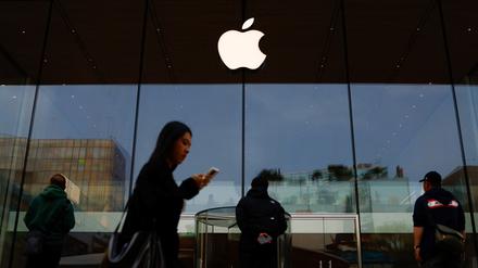 Menschen stehen vor einem Apple Store in Peking.