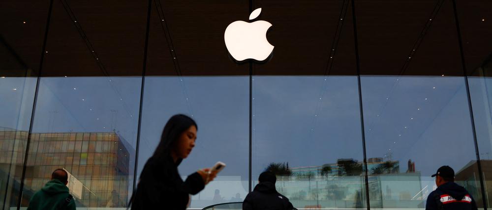 Menschen stehen vor einem Apple Store in Peking.