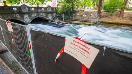 Nach einem schweren Surfunfall erwägen die Behörden, zur Ermittlung der Unglücksursache die Münchner Eisbachwelle zeitweise trockenzulegen.