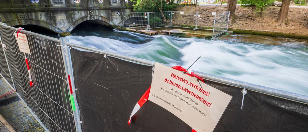 Nach einem schweren Surfunfall erwägen die Behörden, zur Ermittlung der Unglücksursache die Münchner Eisbachwelle zeitweise trockenzulegen.