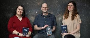 Inga Gögge, Tobias Radloff und Josefine Lyda gehören zu „Potsdams andere Welten“, einer Lesereihe für Science Fiction, Fantasy und Horror.