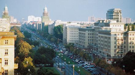 Karl-Marx-Allee Berlin. Nach dem Vorbild der sowjetischen Monumentalarchitektur wurde mit der Gründung der DDR 1949 die Stalinallee als Repräsentationsmagistrale errichtet. 