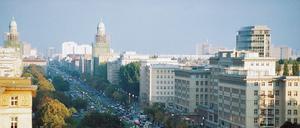 Karl-Marx-Allee Berlin. Nach dem Vorbild der sowjetischen Monumentalarchitektur wurde mit der Gründung der DDR 1949 die Stalinallee als Repräsentationsmagistrale errichtet. 