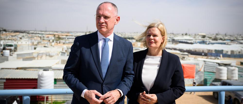 Ende März wollte Nancy Faeser (SPD), geschäftsführende Bundesinnenministerin, mit ihrem österreichischen Amtskollegen, Gerhard Karner, erst nach Jordanien und dann nach Syrien fliegen. Doch die beiden Minister brachen nach Hinweisen auf aktuelle Sicherheitsrisiken für westliche Delegationen in Syrien ihre Reise ab und flogen von Amman zurück nach Europa. (Archivfoto)