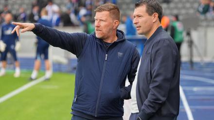 Herthas Sportdirektor Benjamin Weber (r) sucht einen Nachfolger für den am Sonntag zurückgetretenen Andreas "Zecke" Neuendorf.
