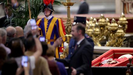 Gläubige stehen im Petersdom an für eine letzte Ehrerweisung an Papst Franziskus.