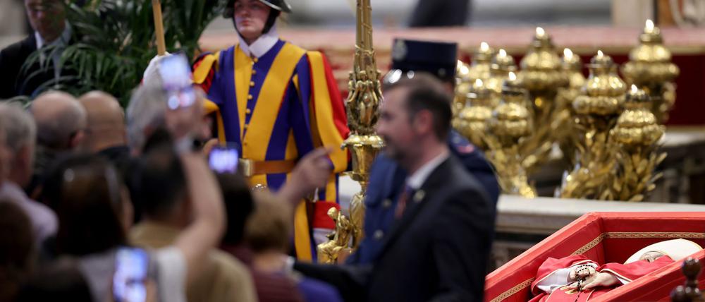Gläubige stehen im Petersdom an für eine letzte Ehrerweisung an Papst Franziskus.