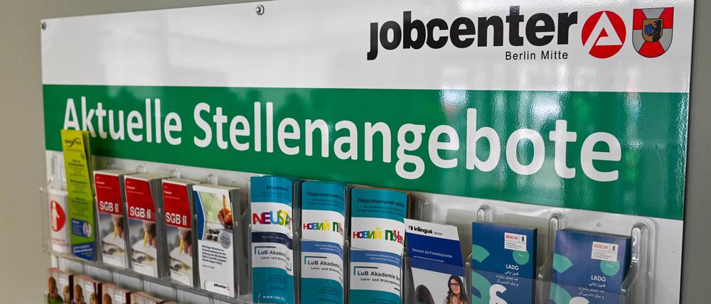 Menschen, die aus dem Ausland nach Deutschland kommen, haben es bei der Suche nach einem Arbeitsplatz oft schwer.