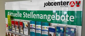 Menschen, die aus dem Ausland nach Deutschland kommen, haben es bei der Suche nach einem Arbeitsplatz oft schwer.