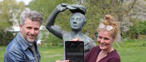 Museumsdirektor Thomas Steller und Judith Granzow, Leiterin der Sammlung Fotografie des Potsdam Museums stellten auf der Freundschaftsinsel die Neuerungen in der PotsdamHistory-App vor. 