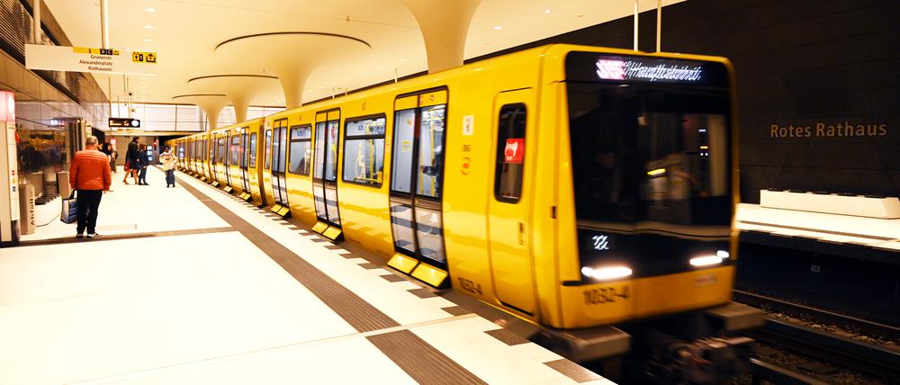 Eine U-Bahn steht am U-Bahnhof Unter den Linden.