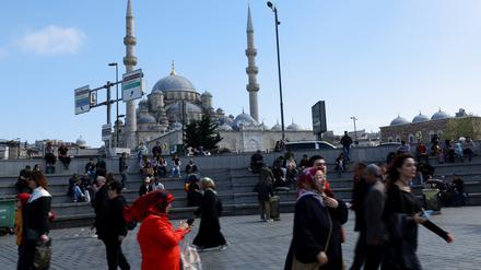Menschen im Stadtteil Eminonu in Istanbul nach dem Erdbeben vom 23. April 2025. Das Beben war eines der stärksten in den vergangenen 25 Jahren.