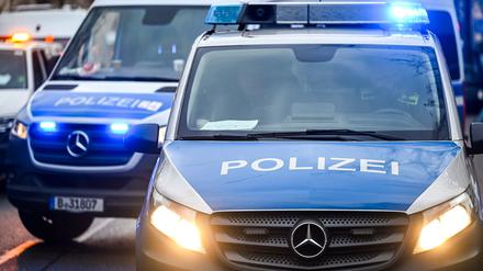 Ein Mann hat seine Ehefrau mit einem Messer angegriffen und lebensgefährlich verletzt. (Symbolbild)