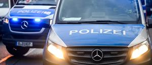 Ein Mann hat seine Ehefrau mit einem Messer angegriffen und lebensgefährlich verletzt. (Symbolbild)