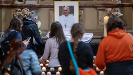 Gläubige zünden im Trierer Dom Gedenkkerzen für den verstorbenen Papst Franziskus an.