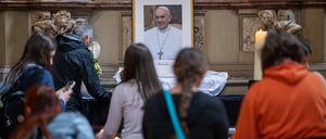 Gläubige zünden im Trierer Dom Gedenkkerzen für den verstorbenen Papst Franziskus an.