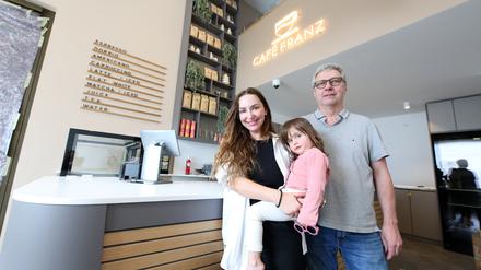 Café Franz am Alten Markt Potsdam. Neue Gastronomie am Alten Markt. Das Café ist das erste Lokal im neuen Block III. Inhaberin (Vanessa Franz mit Tochter Malia) und ihr Schwiegervater Christian Schild.